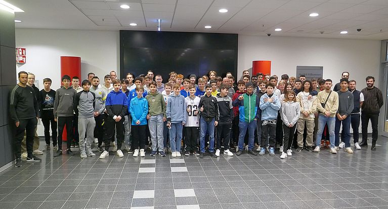 62 neue Schiedsrichter*innen nach Neulingslehrgang im Kreis Köln bei Bayer Leverkusen