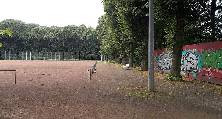 Bei Blau-Weiß Köln beginnen die Umbaumaßmahmen zu einem Kunstrasenplatz