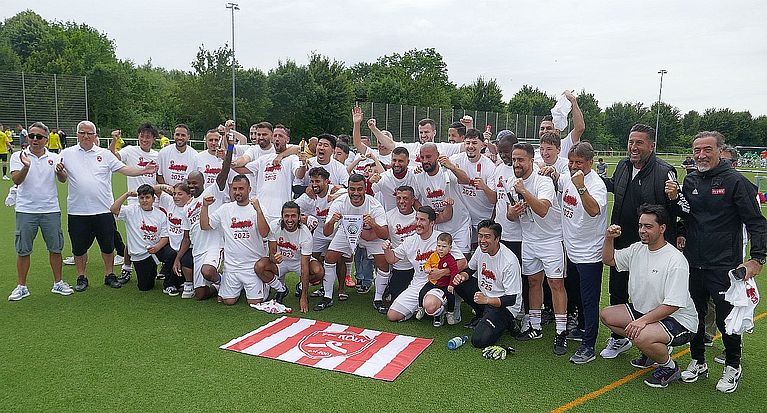 Saisonende 2024/2025: Zeit der Meister*innen-, Aufsteiger*innen- und Pokalsieger*innen-Fotos