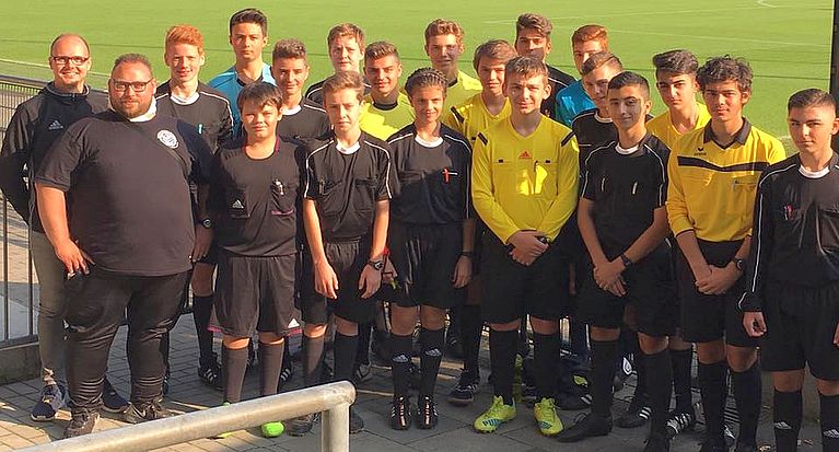 18 Jungschiedsrichter und -schiedsrichterinnen beim "Geißbock-Cup"