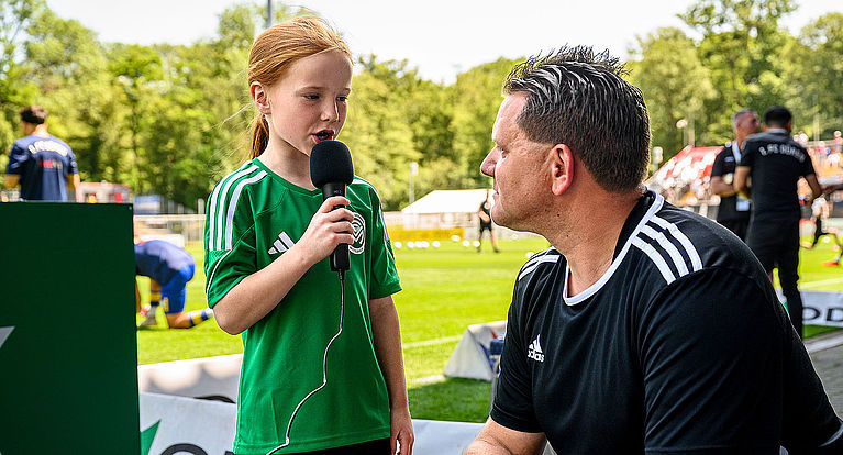 Die Schiedsrichter im Blick: FVM-Kinderreporterin Lissi beim Bitburger-Pokalfinale
