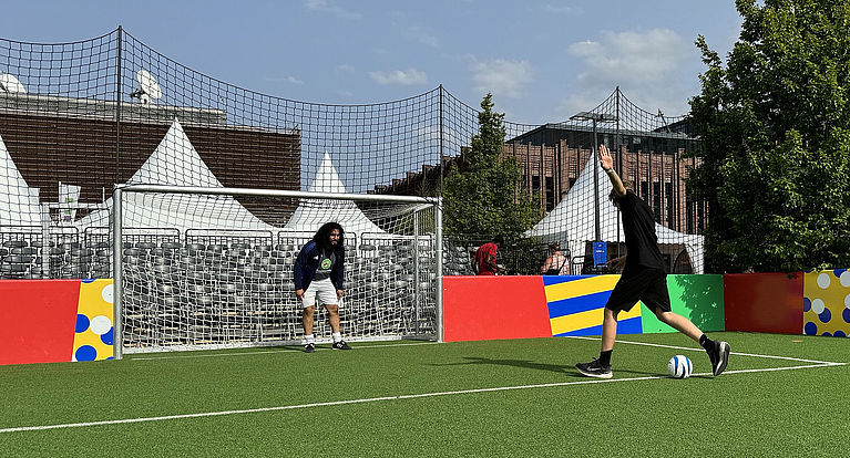EURO 2024 in Köln: Football Experience trifft auf Blindenfußball