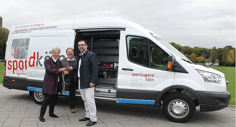 Schlüsselübergabe für das neue Spielmobil an die Sportjugend Köln