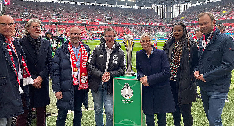 DFB-Pokal der Frauen übergeben - Zuschauerrekord geknackt
