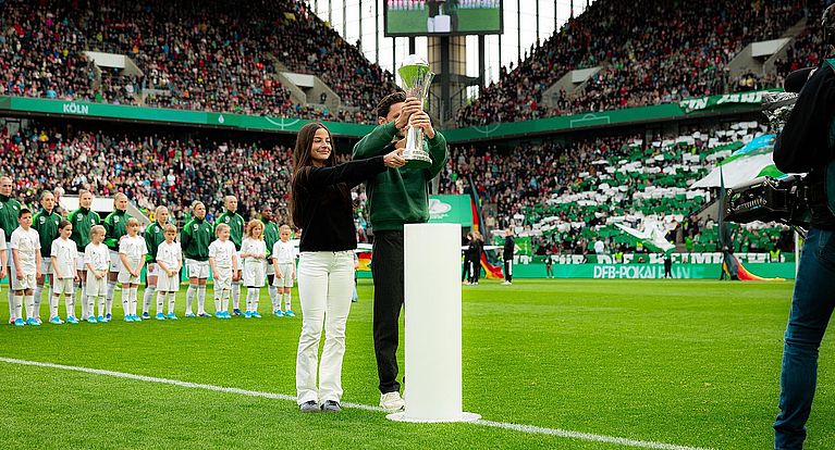 Im "Jahr der Schule": Kölner Stadtmeisterin trug DFB-Pokal ins Stadion