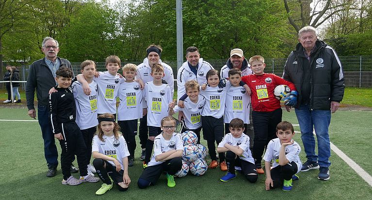 DFB-Sonderaktion „25 Jahre Ehrenamt“: Ballübergabe an Benjamin Schreiber (SV Westhoven-Ensen)