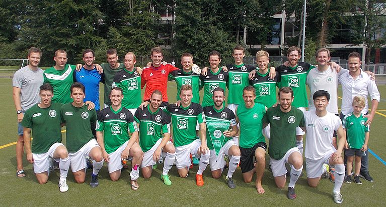 Der SC Borussia Lindenthal-Hohenlind II erhielt den Meisterwimpel 2016/2017 der Bezirksliga Staffel 3