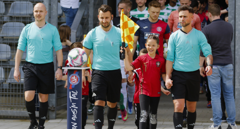 Bitburger-Pokalfinale: Ein Drei-Generationen-Team an der Pfeife