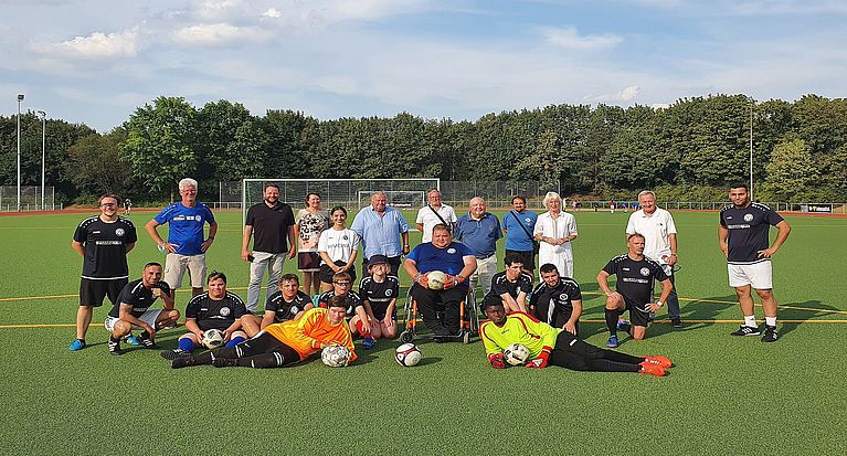 Inklusionsmannschaft des FC Germania Zündorf  präsentiert sich