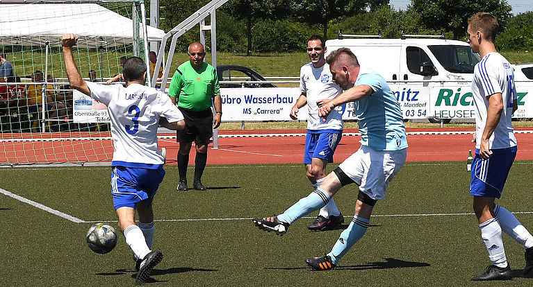 Großes Ü-Fußball-Wochenende: Ü30- bis Ü60-Turniere in der Sportschule Hennef