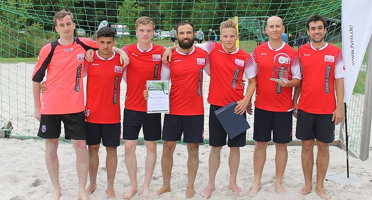 Bonner SC Futsal Lions sind bei der Beachsoccer-Premiere die Nummer 1 - Platz 2 für den Dünnwalder SC