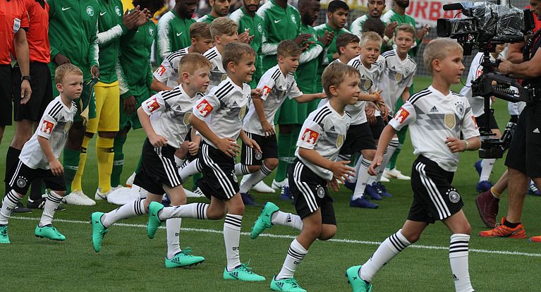 Länderspiel in Leverkusen: Große Momente für Volunteers und Einlauf-Kids