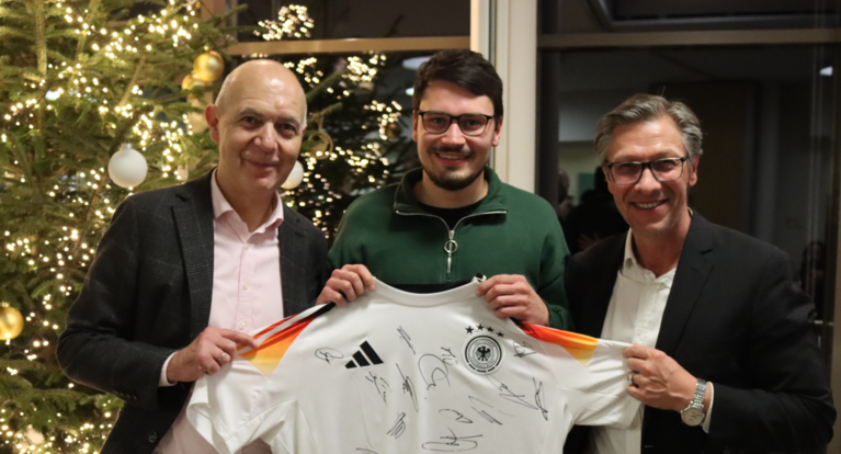 FVM-Familie spendet über 4.000 Euro auf der Jahresabschlussfeier für das WDR2-Weihnachtswunder