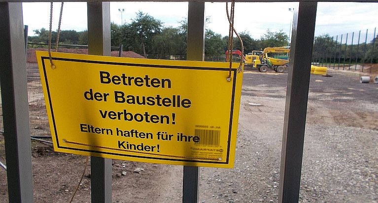 Bei DJK Südwest Köln haben die Umbaumaßnahmen zu einem Kunstrasenplatz begonnen
