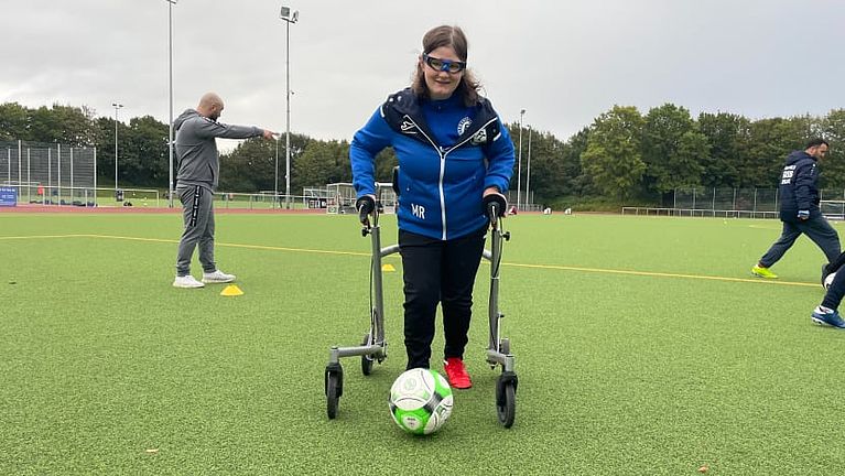 Fußball trotz Rollator: Germania Zündorf macht Michelles Traum wahr