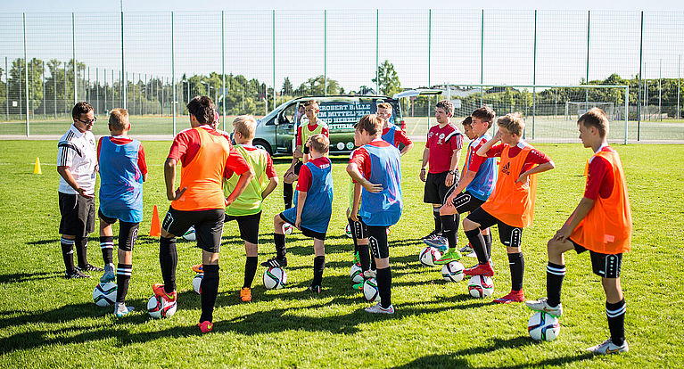 DFB-Mobil: Praktische Trainingseinheit vor Ort in Vereinen