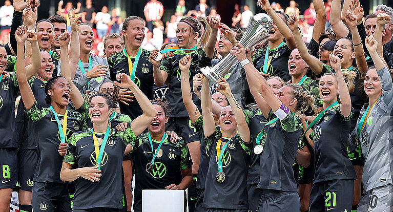 DFB-Pokalfinale der Frauen in Köln: Wolfsburg feiert zehnten Pokalsieg in Folge
