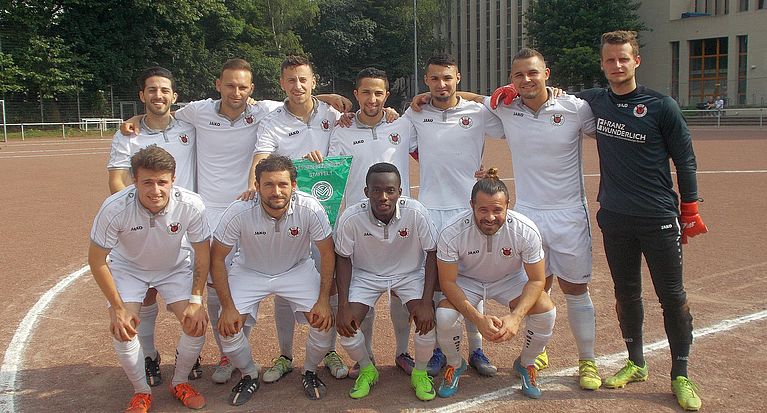Der FC Viktoria Köln II erhielt den Meisterwimpel 2016/2017 der Bezirksliga Staffel 1