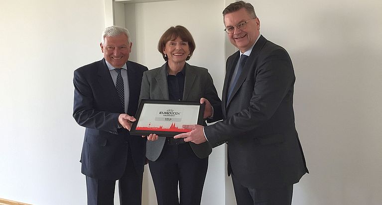 DFB-Präsident Reinhard Grindel auf Rundreise in den Städten der EURO 2024
