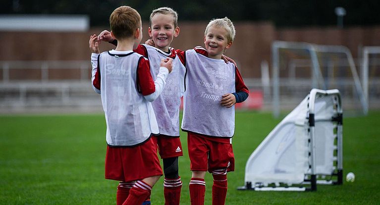 500 Minitore für den Kinderfußball zu gewinnen