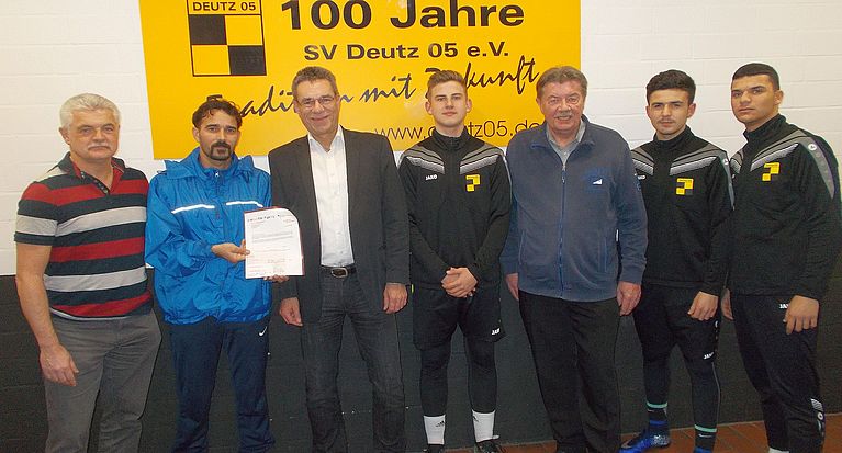 „1:0 für ein Willkommen“ – Scheck der Egidius-Braun-Stiftung an die SV Deutz 05 überreicht