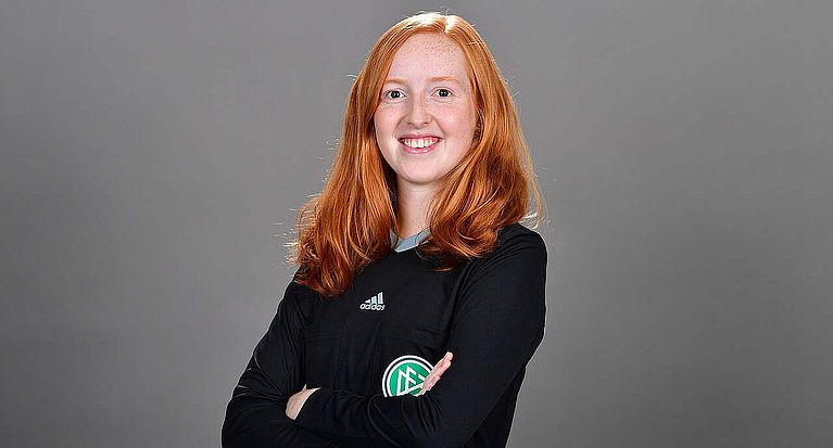Zum Jahr der Schiedsrichter*innen: Sophie Burkhart trägt den Pokal ins Kölner Stadion