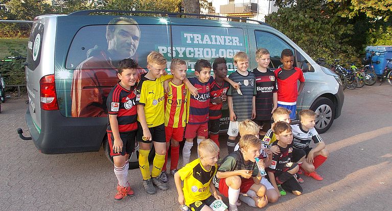 DFB-Mobil zu Besuch beim TuS Roland Bürrig