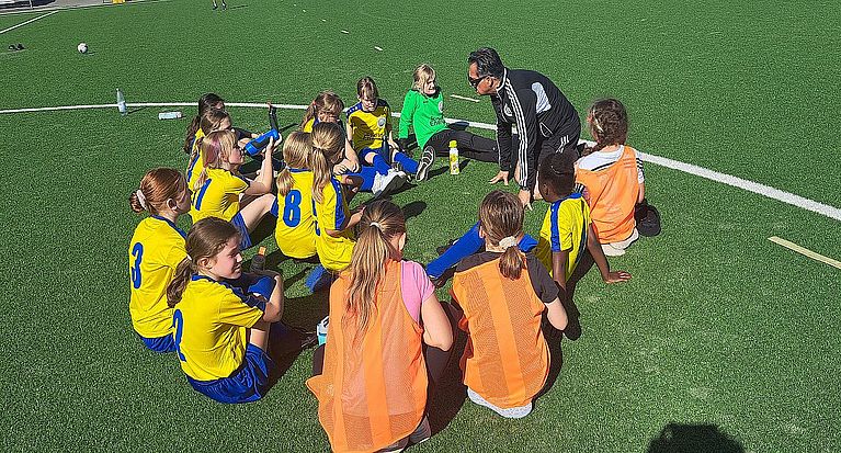 Mädchenfußballprojekt Leverkusen: „Wasserkuhlis“ unterliegen dem Vereinsteam