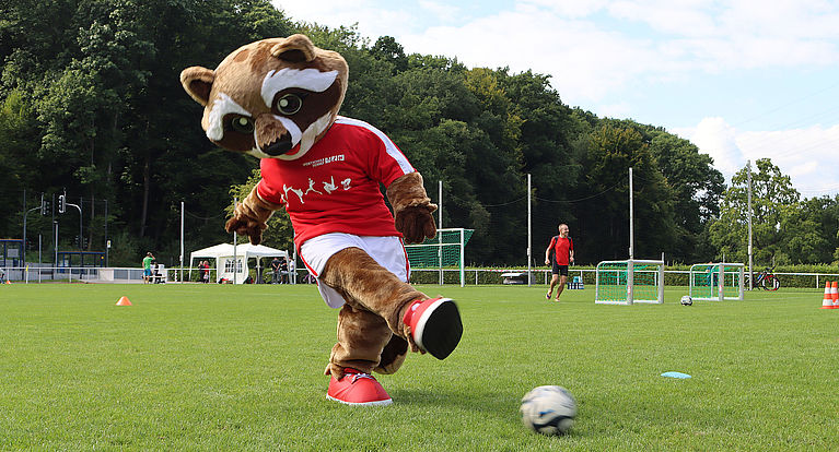 Tag der offenen Tür der Sportschule Hennef: FVM begeistert Besucher*innen mit Fußball-Station