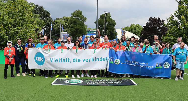 Walking Football Turnier inklusiv: 28 Menschen mit Handicap kicken in der Football Experience