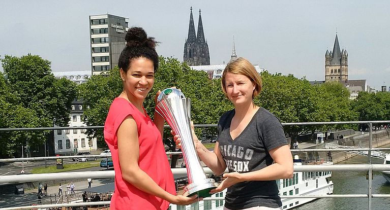 DFB-Pokalfinale der Frauen: Célia Šašić trägt den Pokal ins Stadion - Köln bereit für großen Pokalendspieltag