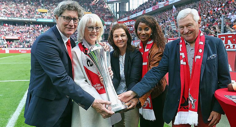 Die Siegertrophäe des DFB-Pokalfinales der Frauen an die Stadt Köln überreicht