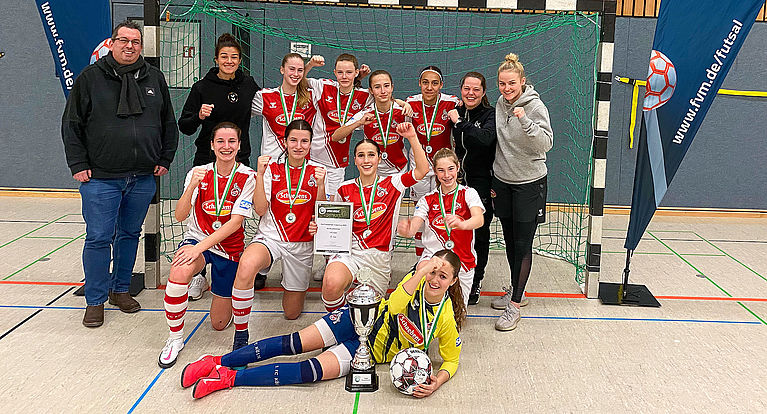 Strahlende Sieger*innen bei den Futsal-Cups der Juniorinnen und Junioren