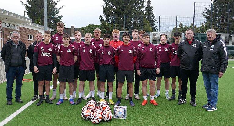DFB-Sonderaktion „25 Jahre Ehrenamt“: Ballübergabe an Sascha Wesche (SV Rot-Weiß Zollstock)