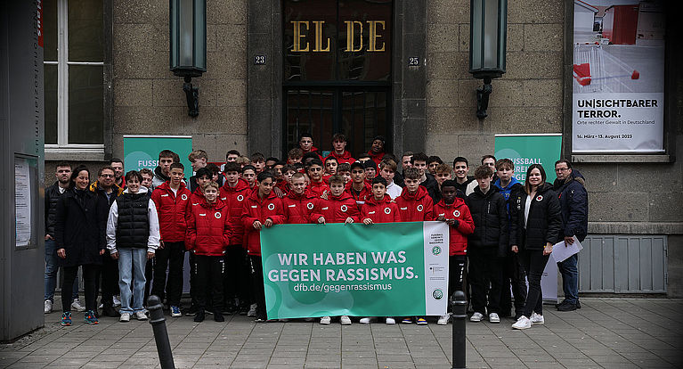 Gegen das Vergessen, gegen Rassismus: Spieler von Viktoria Köln und Blau-Weiß Köln besuchen EDL-Haus