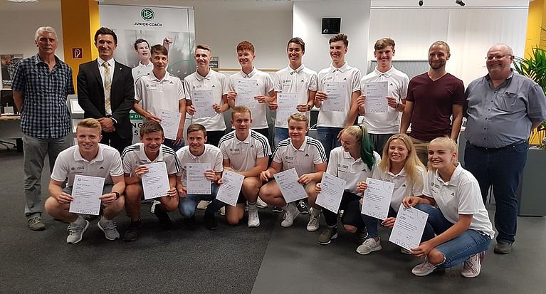Landrat-Lucas-Gymnasium in Leverkusen: Nachwuchstrainer schließen Ausbildung zum „DFB-JUNIOR-COACH“ ab