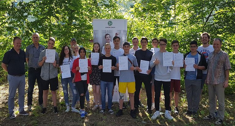 DFB-Junior-Coach-Zertifikate wurden in der Europa-Schule und dem Alfred-Müller-Armack-Berufskolleg in Köln übergeben