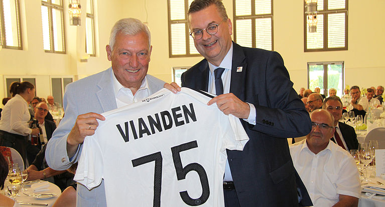 "Bodenständig, beharrlich, aufrichtig, geradlinig": Gäste gratulieren FVM-Präsident Alfred Vianden zum Geburtstag