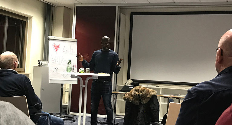 Hans Sarpei zu Gast in der Sportschule Hennef