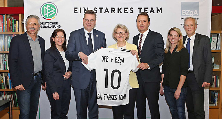 Kostenlose Aktionsboxen zum Thema Suchtvorbeugung für Fußballvereine