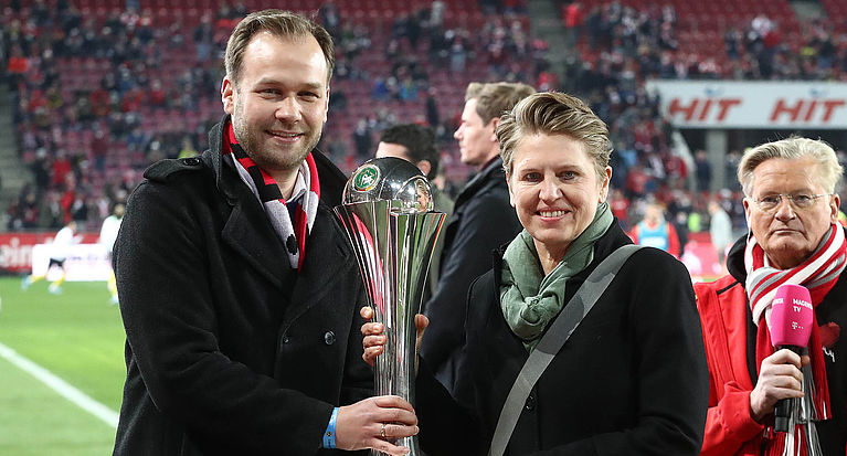 DFB-Pokal der Frauen in Köln übergeben