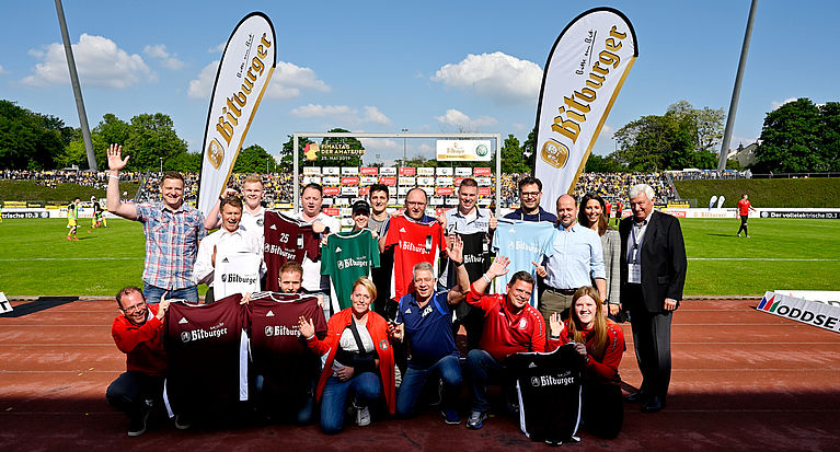 Bitburger-Trikotaktion: Übergabe der Gewinnertrikots